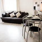 Stay Comfortable- Close To City Centre- Sleeps Up To 8
