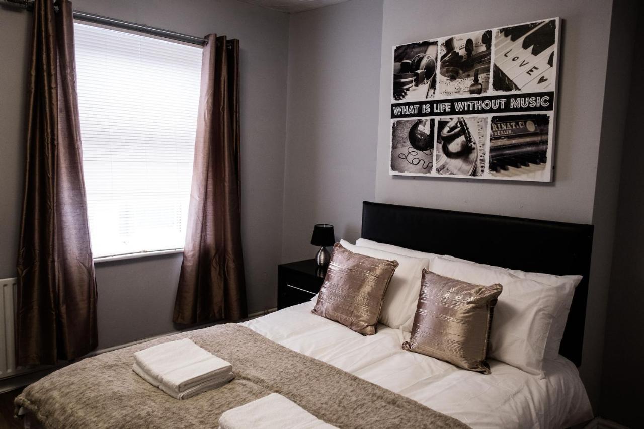 Comfortable- Close To Centre- Sleeps Up To 8 Stoke-on-Trent